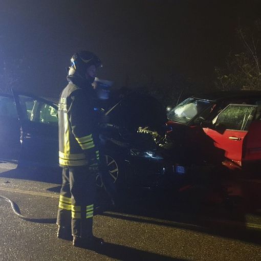 Magenta: gravissimo incidente al confine con Corbetta, tre feriti, auto distrutte e strada bloccata