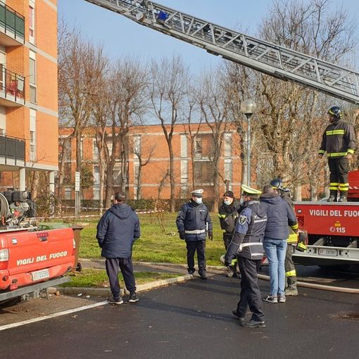 Magenta: appartamento in fiamme nel quartiere popolare di via Manin, fuoco partito da un braciere per l’incenso