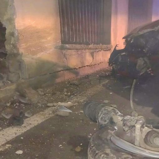 Robecco: automobilista abbatte il muro di cinta di un’abitazione a Carpenzago