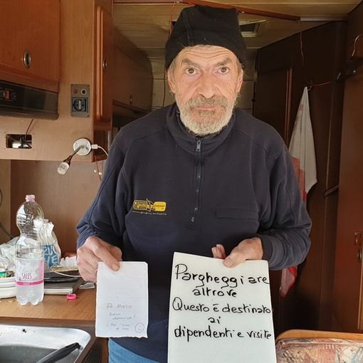 Magenta, lieto fine per Marco, il 60enne che vive nel camper. Trova lavoro e lancia un messaggio: “Mai arrendersi!”
