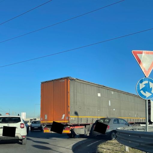 Magenta: auto schiacciata da un camion alla rotonda di via Espinasse