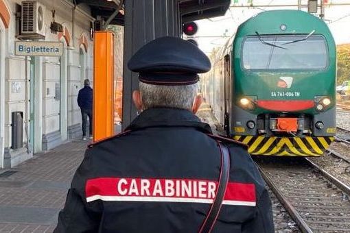 Si masturba sul treno davanti a una ragazza di 17 anni: denunciato per atti osceni