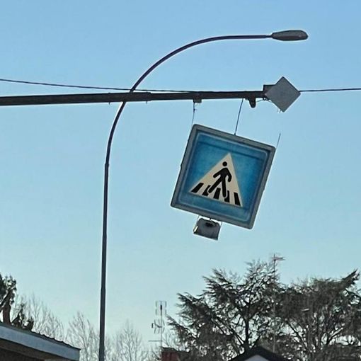 Magenta: pericolo a Pontenuovo, il vento stacca il cartello sopra le strisce pedonali. Subito intervenuta la Polizia locale