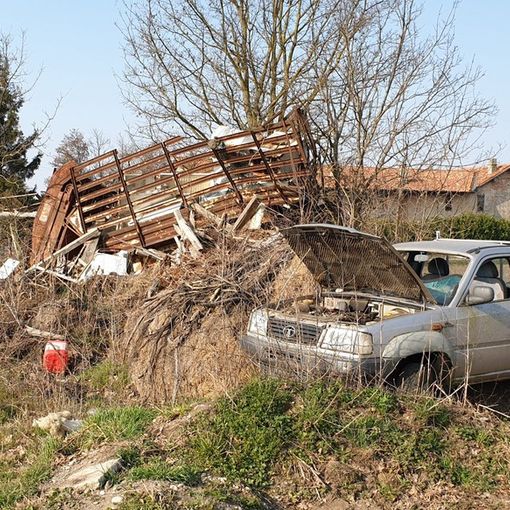 Robecco sul Naviglio: quel cascinello abbandonato nelle belle campagne di Casterno tra eternit, auto rottamate e montagne di rifiuti