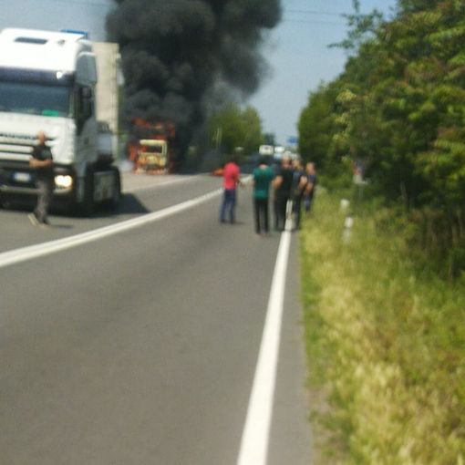 Arluno: furgone in fiamme, strada provinciale per Vittuone chiusa