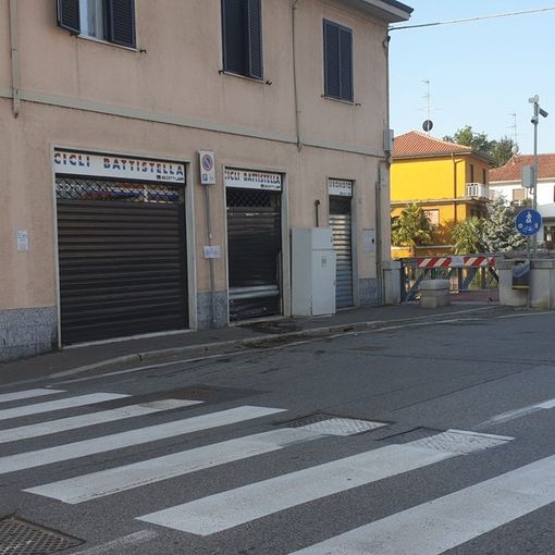 Magenta: giovane automobilista nella notte prende male la curva per Pontevecchio e sfonda la cler del Cicli Battistella