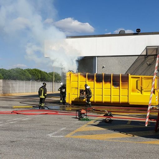Magenta: container in fiamme nel parcheggio dietro il centro commerciale