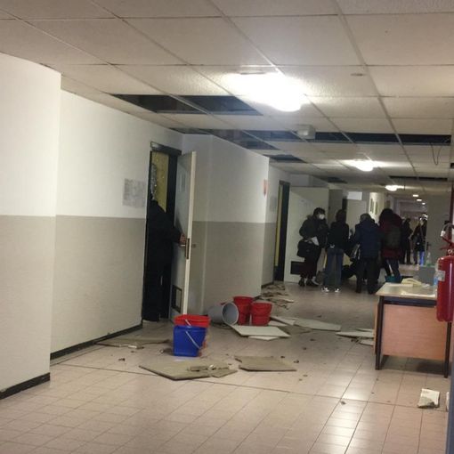 Abbiategrasso: calcinacci si staccano dal controsoffitto di un’aula, preoccupazione al Bachelet