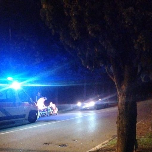 Magenta: donna in bicicletta investita in piazza Kennedy, codice verde al pronto soccorso