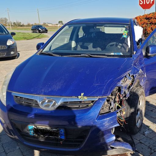 Pieve del Cairo: scontro tra auto sula ex statale 211, soccorse 5 persone