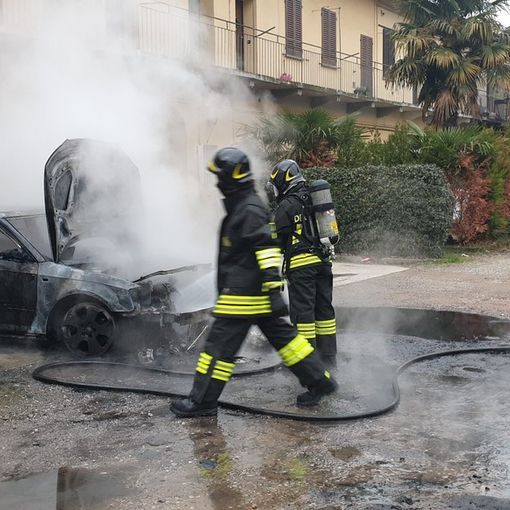 Magenta: auto in fiamme in un cortile di via Espinasse