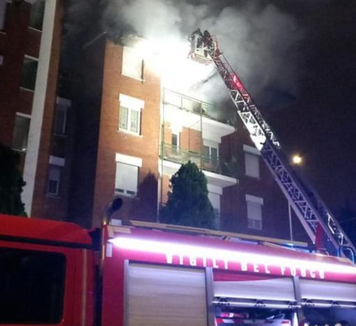 Bollate: incendio nella notte di Natale, devastato dalle fiamme un appartamento (VIDEO)