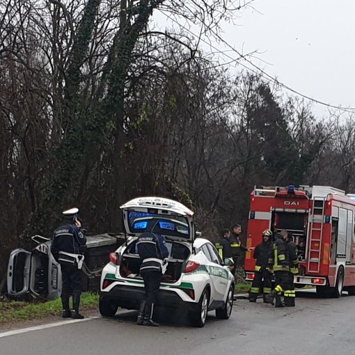 Corbetta: giovane automobilista si ribalta lungo la strada che porta a Battuello