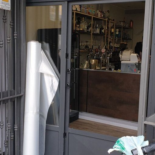 Magenta, spaccano l’ingresso del bar &quot;Tra Noi&quot; e fuggono con i soldi in cassa: caccia ai ladri