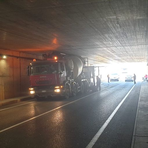 Marcallo con Casone: camion betoniera non rispetta il limite di altezza e rimane incastrato sotto il ponte