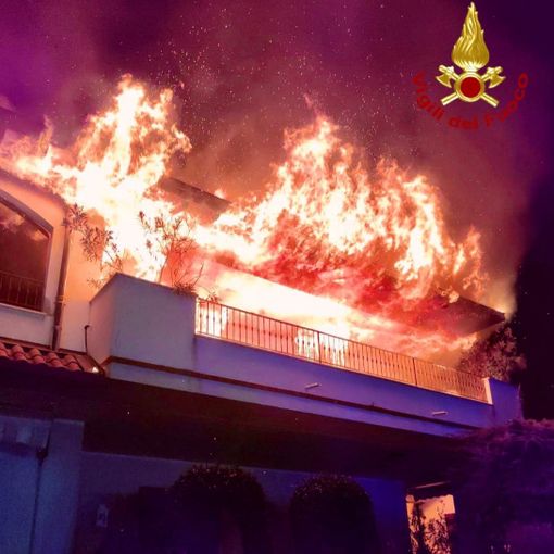 Trezzano sul Naviglio: incendio nella notte, villetta in fiamme