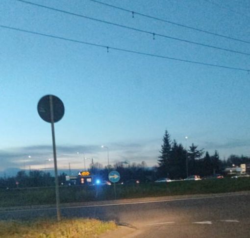Incidente sulla Boffalora Malpensa a Magenta: coppia di fidanzati in moto finisce in ospedale, strada bloccata
