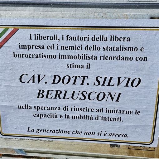 Uno dei necrologi murali per Silvio Berlusconi apparsi a Pieve del Cairo