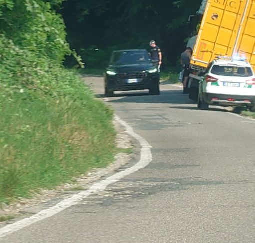 Autotreno finisce fuori strada, disagi alla circolazione lungo la strada di campagna a Robecchetto