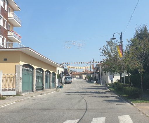 Giovane in moto cade rovinosamente a terra a Bernate Ticino, elitrasportato in codice rosso al Niguarda