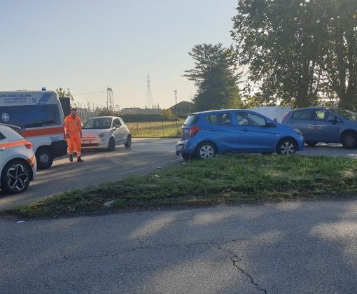 Scontro sulla SS11 a Magenta al confine con Marcallo: quattro auto coinvolte