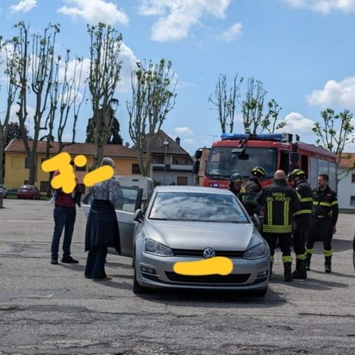 Magenta: bimba rimane chiusa in auto, liberata dai Vigili del Fuoco