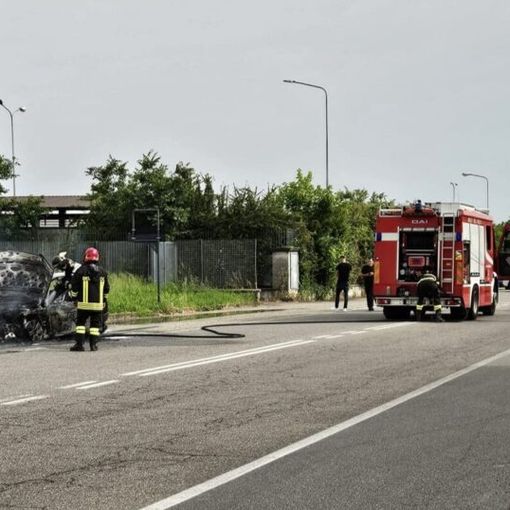 Magenta: auto in fiamme in via Murri, fumo invade la strada