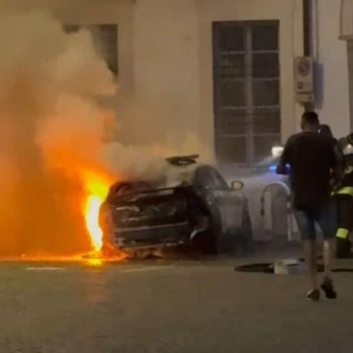Corbetta: brucia l’auto della Polizia locale nel cortile del palazzo comunale