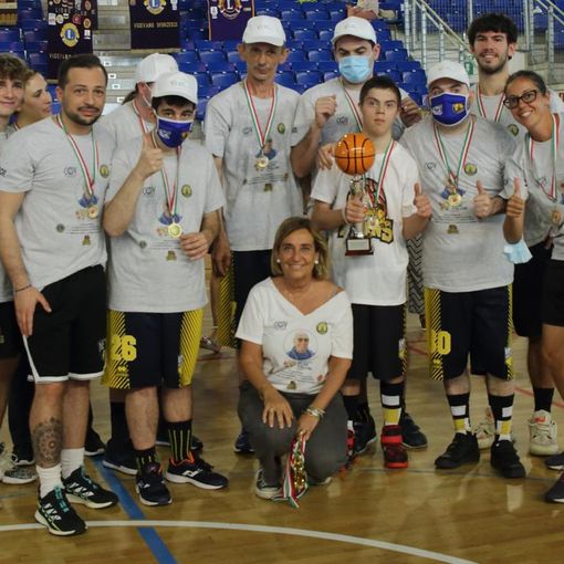 Vigevano: “Un amico per sempre” Il primo trofeo di basket Aldo Pollini alla squadra dei grigi (Lions Colonne). Ma la vittoria è di tutti
