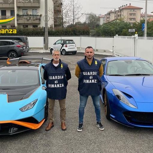 Bonus facciate e crediti falsi, la Guardia di Finanza scopre una frode da 20 milioni. Con i soldi compravano Ferrari e Lamborghini