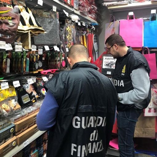 Gdf Monza: maxi sequestro di circa 138mila articoli per la festa di Halloween, fitness e luminarie a led