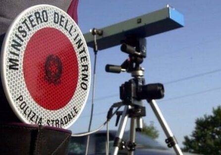 Novara, in autostrada a 255 all’ora: via la patente