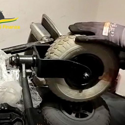 VIDEO. Arrestato a Malpensa narcotrafficante su sedia a rotelle. Sequestrati otto chili di cocaina