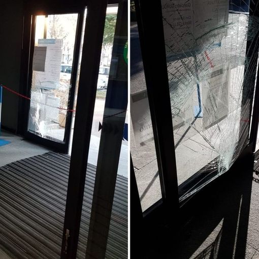 Deluso dai Servizi Sociali, sfonda la porta del municipio con lo scooter: denunciato