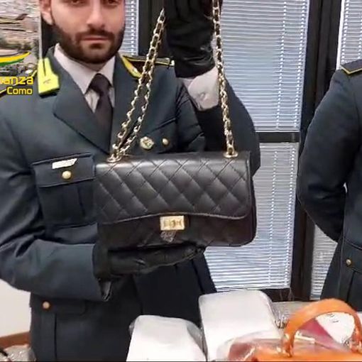 Borse di lusso contraffatte e scarpe &quot;taroccate&quot;, maxi sequestro della Gdf di Como: nei guai due fornitori del Milanese