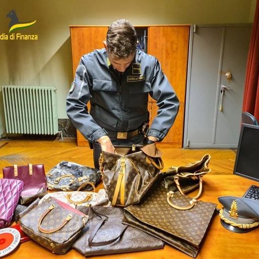 Varesotto, contabile infedele &quot;prelevava&quot; i soldi dai conti delle aziende per fare la bella vita: arrestata