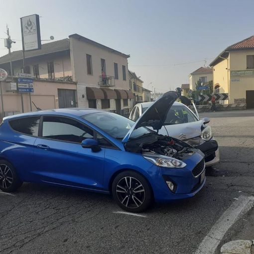 Albonese: scontro tra auto all'incrocio, soccorse due persone