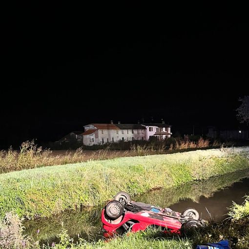 Gropello Cairoli: esce di strada con l'auto e finisce nel canale, perde la vita un uomo. Ferita donna 60enne