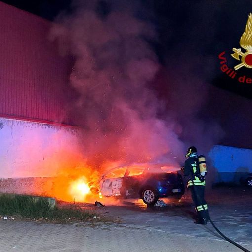 Lomellina: auto in fiamme sulla provinciale 211, vigili del fuoco in azione nella notte