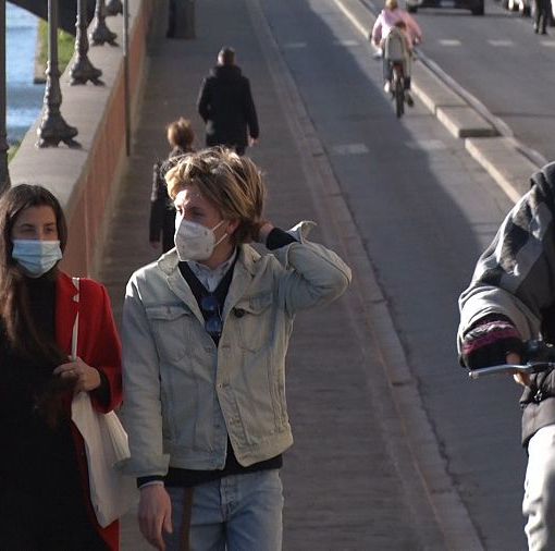 Varianti Covid, due metri di distanza, in quarantena anche i vaccinati