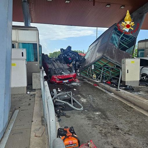 Schianto al casello di Rosignano, inferno sull'A12: tre morti e sei feriti