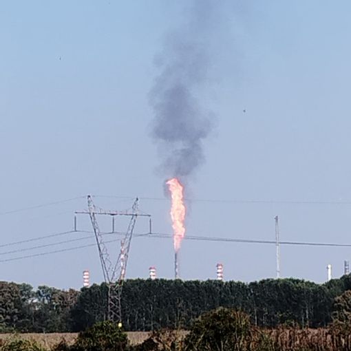 Sannazzaro: fiammata da un camino della raffineria, colonna di fumo inizialmente visibile per alcuni chilometri. Il Comune: &quot;Il problema tecnico sta rientrando&quot;