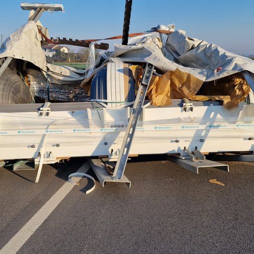 Pieve del Cairo, trasporto eccezionale perde lastre in alluminio sulla statale 211