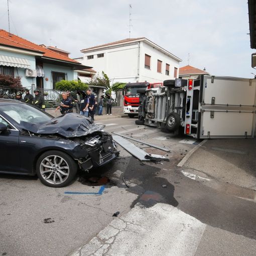 Mortara: scontro auto-furgone in via Cadorna, ferite due persone