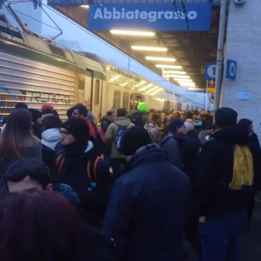 Ritardi fino a 145 minuti. Non basta Capitan Ventosa. Trenord prova a metterci una pezza ma è anche peggio