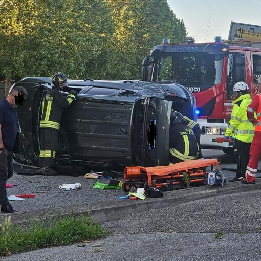 Pavese: auto si ribalta sulla strada, ferite due donne