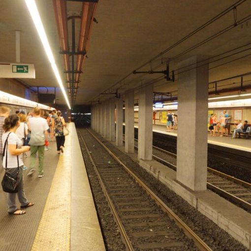 Brusca frenata del metrò: 5 contusi a Milano