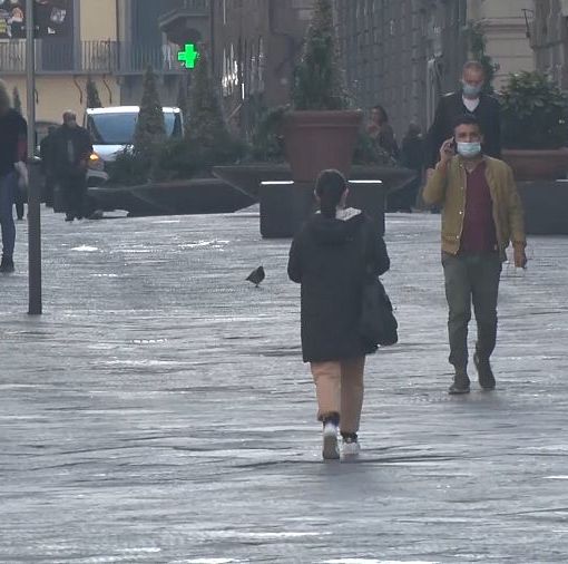 Via le mascherine all'aperto da venerdì, al chiuso obbligo fino al 31 marzo. Capienza di stadi al 75% e palazzetti al 60% dal 1° marzo