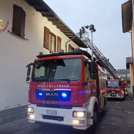 Garlasco: incendio in una canna fumaria, sul posto i Vigili del fuoco