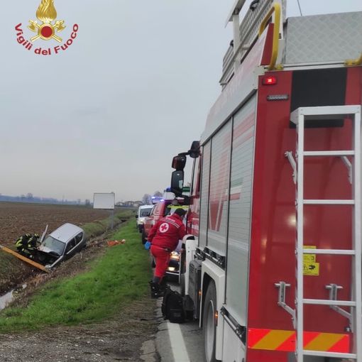 Albuzzano: auto finisce nel fosso sulla provinciale, ferite due persone